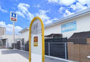 新開バス停・施設外観