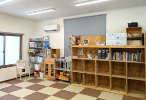 書籍や荷物を片付ける棚